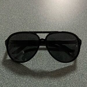 Preloved Gucci Aviator Sunglasses, no scratches, missing logo on top of frame.